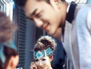 Photoshop调出高贵冷色效果的室内偏黄婚片