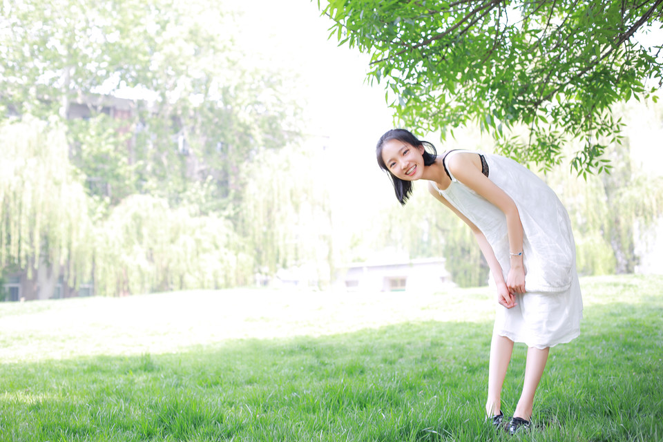 小清新美眉初秋出游心情大好