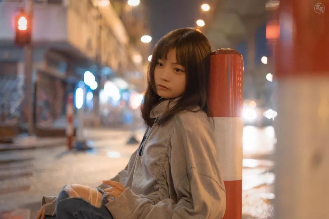 摄影师如何不带灯也能拍好夜景人像