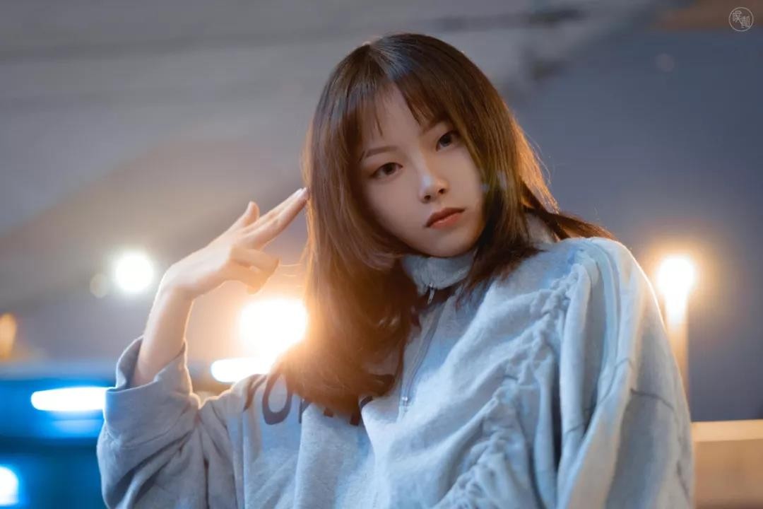 摄影师如何不带灯也能拍好夜景人像