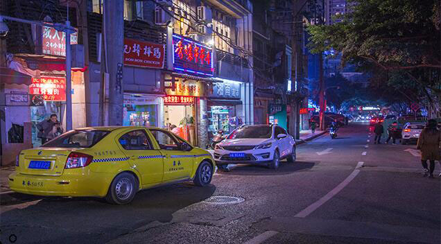 LR调出橙色风格的港风城市街道场景