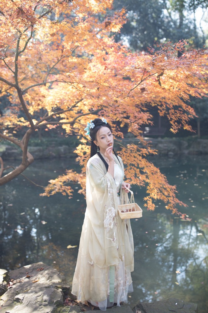 LR调出秋季人像照片古典艺术效果