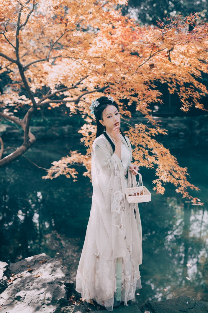 LR调出秋季人像照片古典艺术效果