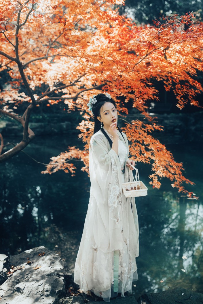 LR调出秋季人像照片古典艺术效果