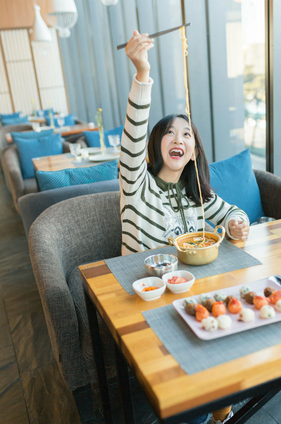 摄影师如何拍摄人物美食类作品