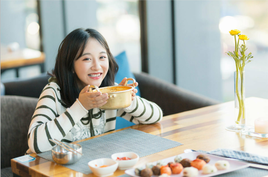 摄影师如何拍摄人物美食类作品